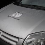Mit dem Logo auf der Motorhaube ist das Café Jerusalem auf den Straßen von Neumünster sichtbar.