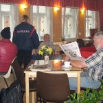Gäste im Café Jerusalem