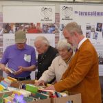 Sommerfest 2016: Stöbern in den Bücherkisten